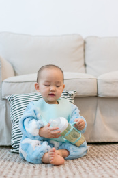 房间里穿着睡衣在吃奶的婴儿