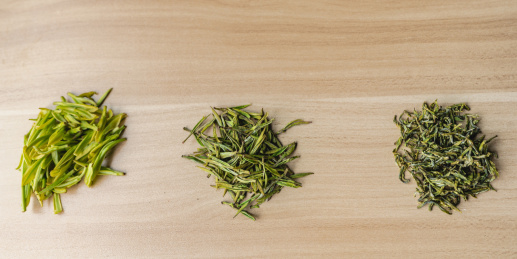 新鲜茶叶与机器炒制和人工炒制的茶叶对比