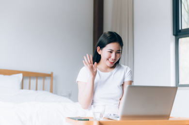亚洲年轻女孩在家使用笔记本电脑