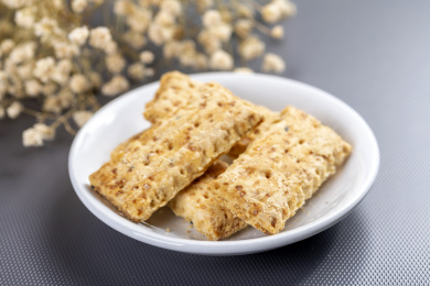 一盘咸鸭蛋黄饼干特写