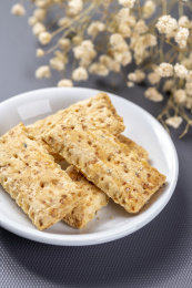 一盘咸鸭蛋黄饼干特写