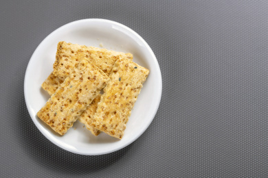 一盘咸鸭蛋黄饼干特写