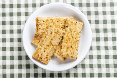一盘咸鸭蛋黄饼干特写