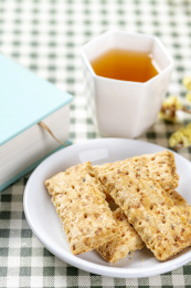 一盘咸鸭蛋黄饼干特写