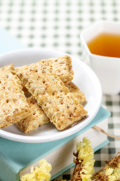 一盘咸鸭蛋黄饼干特写