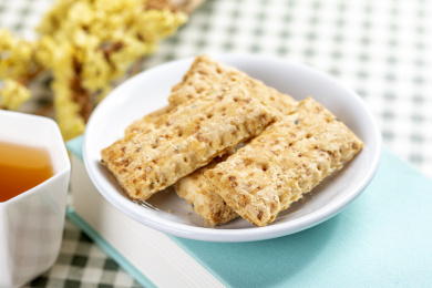 一盘咸鸭蛋黄饼干特写