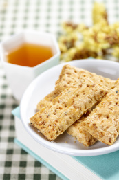 一盘咸鸭蛋黄饼干特写
