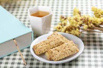 一盘咸鸭蛋黄饼干特写