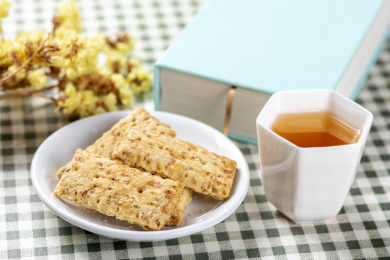 一盘咸鸭蛋黄饼干特写