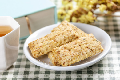 一盘咸鸭蛋黄饼干特写