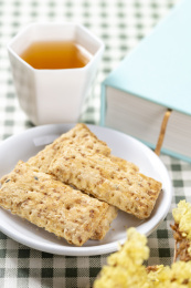 一盘咸鸭蛋黄饼干特写