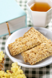 一盘咸鸭蛋黄饼干特写