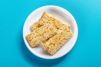 一盘咸鸭蛋黄饼干特写