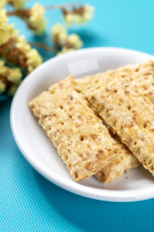 一盘咸鸭蛋黄饼干特写