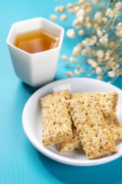 一盘咸鸭蛋黄饼干特写