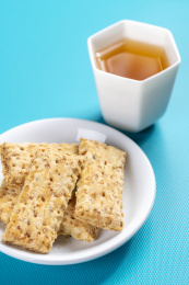 一盘咸鸭蛋黄饼干特写