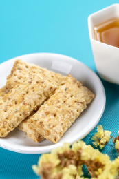 一盘咸鸭蛋黄饼干特写