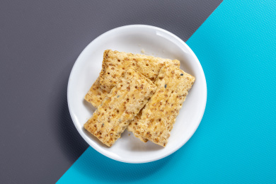 一盘咸鸭蛋黄饼干特写