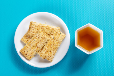 一盘咸鸭蛋黄饼干特写