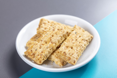 一盘咸鸭蛋黄饼干特写