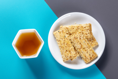 一盘咸鸭蛋黄饼干特写