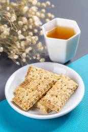 一盘咸鸭蛋黄饼干特写