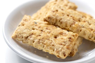 一盘咸鸭蛋黄饼干特写