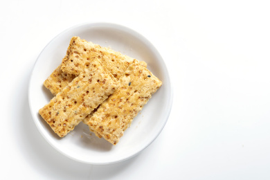 一盘咸鸭蛋黄饼干特写