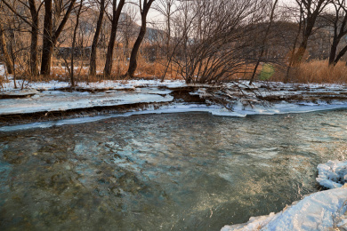 冬日山谷小溪流淌