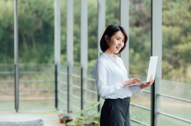 亚洲年轻商务女白领