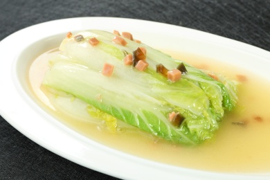 白盘里的上汤娃娃菜