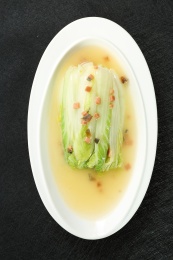 白盘里的上汤娃娃菜