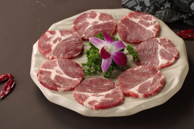 陶盘里的火锅配菜牛肉