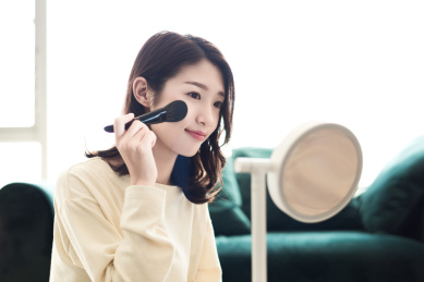 年轻女士用化妆刷化妆