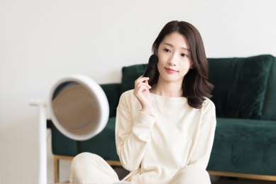 年轻女士用化妆刷化妆