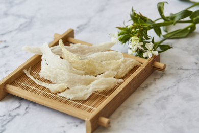 清新风格竹质托盘上的大燕条碎燕条