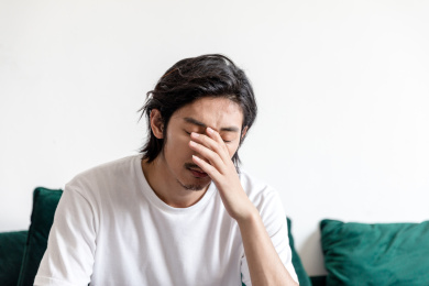 一名年轻男性在客厅沙发上休息