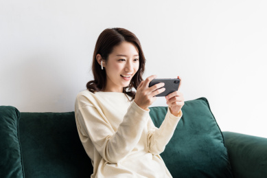 年轻女士在使用手机玩游戏