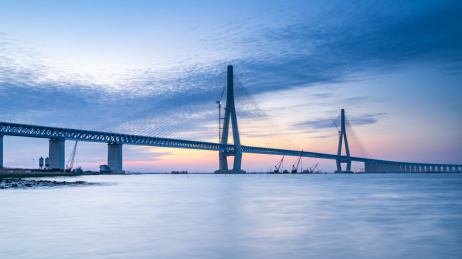 建设中的沪通大桥夜景