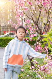 春天正在欣赏榆叶梅的中国女孩