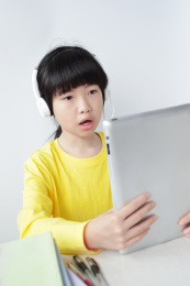 一亚裔小学生在家上网课