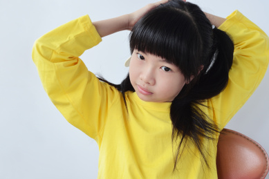 一亚裔小女孩在梳头发