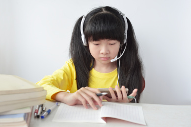 一亚裔小学生在家上网课