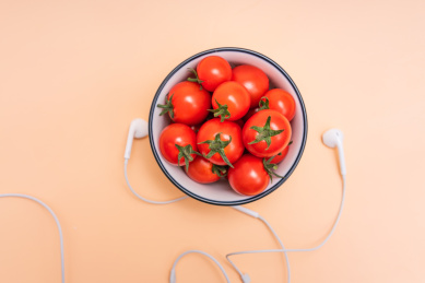碗里装满圣女果、小番茄与耳机摆放在一起