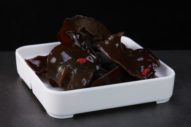 白方盘里的重庆火锅配菜鲜木耳