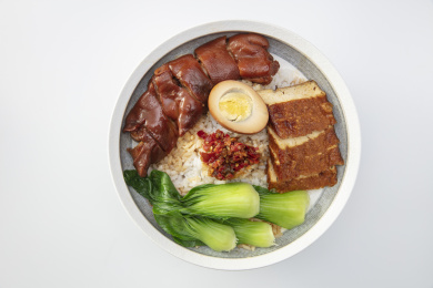 大碗里的卤猪蹄套饭