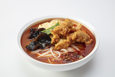 白色大碗里的香辣酥肉火锅米线