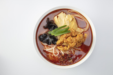 白色大碗里的香辣酥肉火锅米线