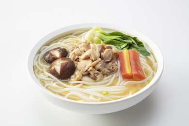 大碗里的香菇鸡肉米线