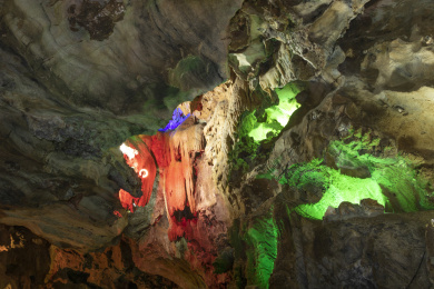 中国海南石花水洞地质公园的洞中奇石